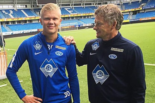 西媒：阿劳霍现身乌拉圭欢度圣诞，球队恢复训练后将归队（西媒：阿劳霍回乌拉圭过圣诞，球队重启训练后归队）