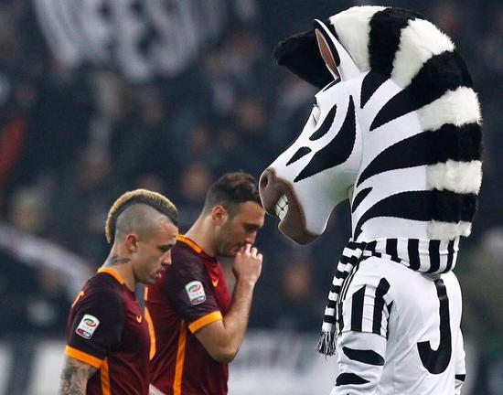 早日归来！33岁巴西球星内马尔晒病床照确认接受手术（33岁内马尔晒病床照证实已手术，盼早日回归）