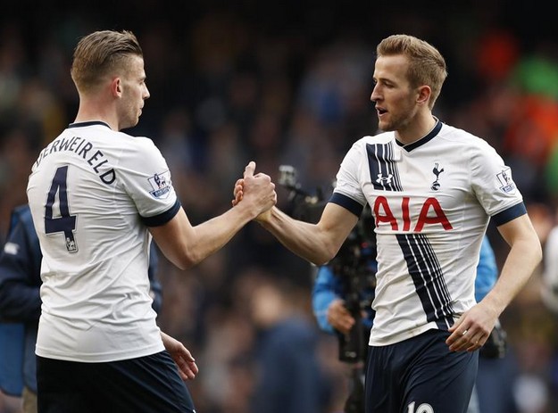 津巴布韦球队首夺联赛冠军，球队老板直接揣25万美元现金奖励球队