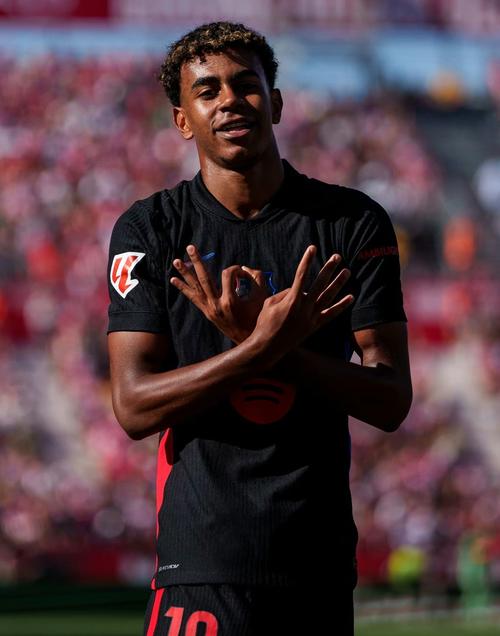 荷甲半场：范德霍恩争议破门，乌德勒支暂1-0埃因霍温（荷甲半场战报：范德霍恩争议进球，乌德勒支暂时1-0领先埃因霍温）