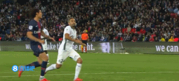 篮球篮网比赛中关键传球帮助球队取胜