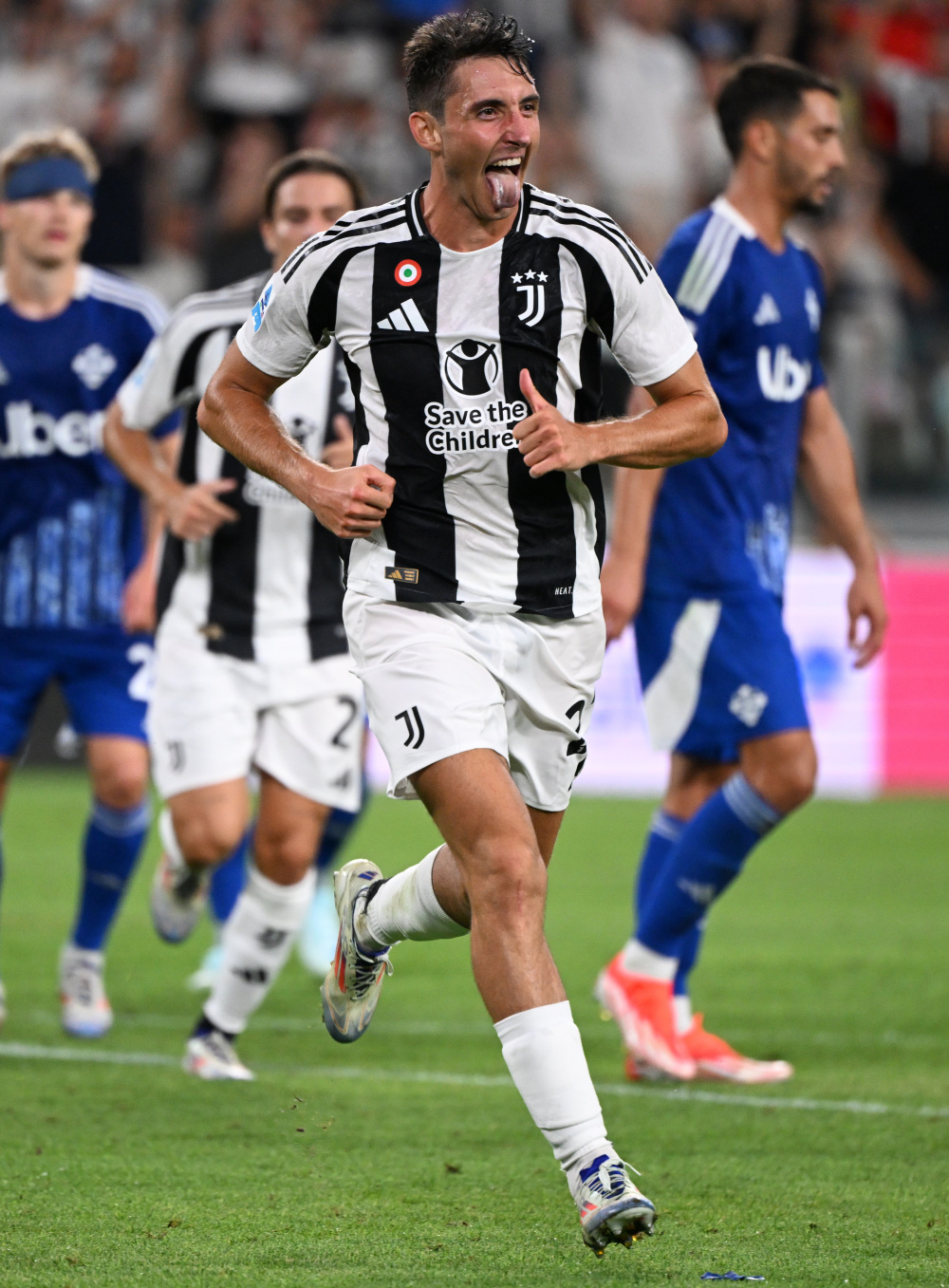 国米vs科莫首发：索默、泽林斯基先发，劳塔罗搭档图拉姆